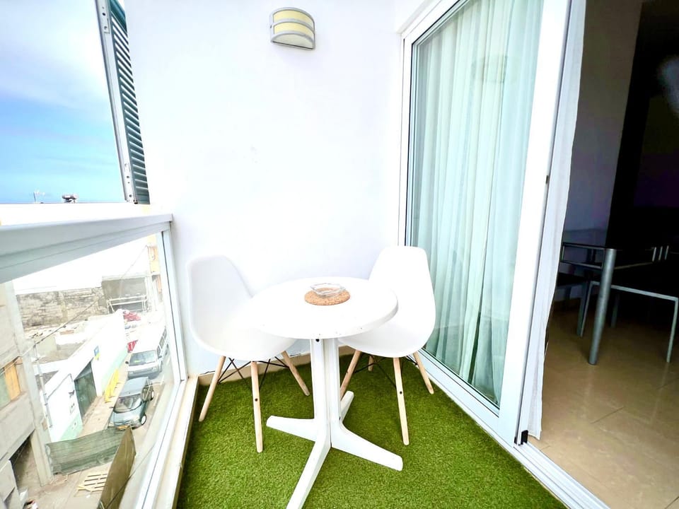 View (from property/room), Balcony/Terrace, Living room, Seating area, Dining area