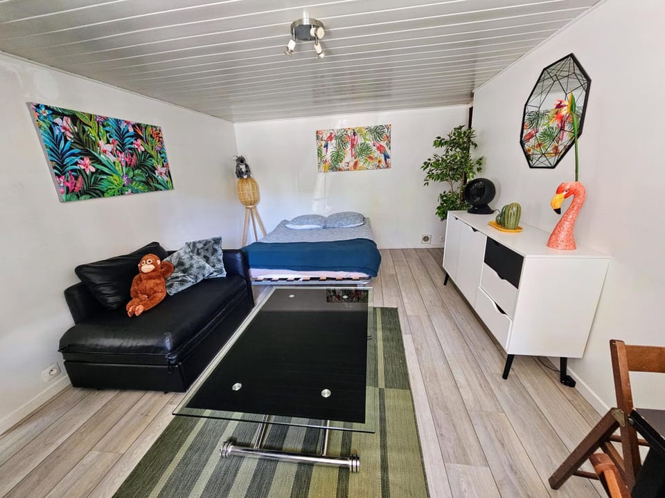 Bed, Living room, Bedroom