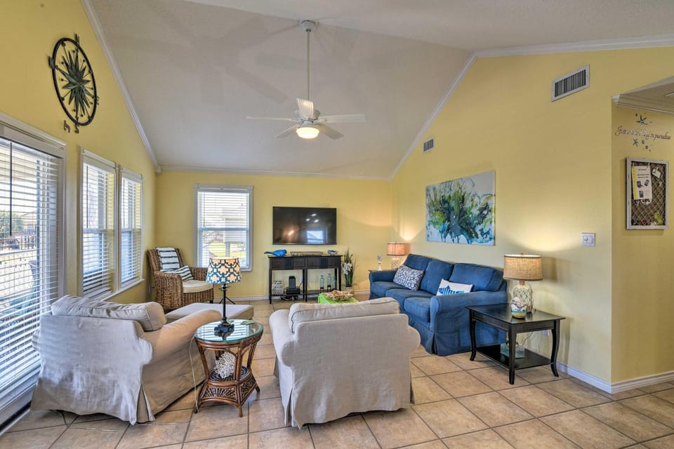 Walk to Galveston Beach: Coastal Escape w/ Yard House in Hitchcock