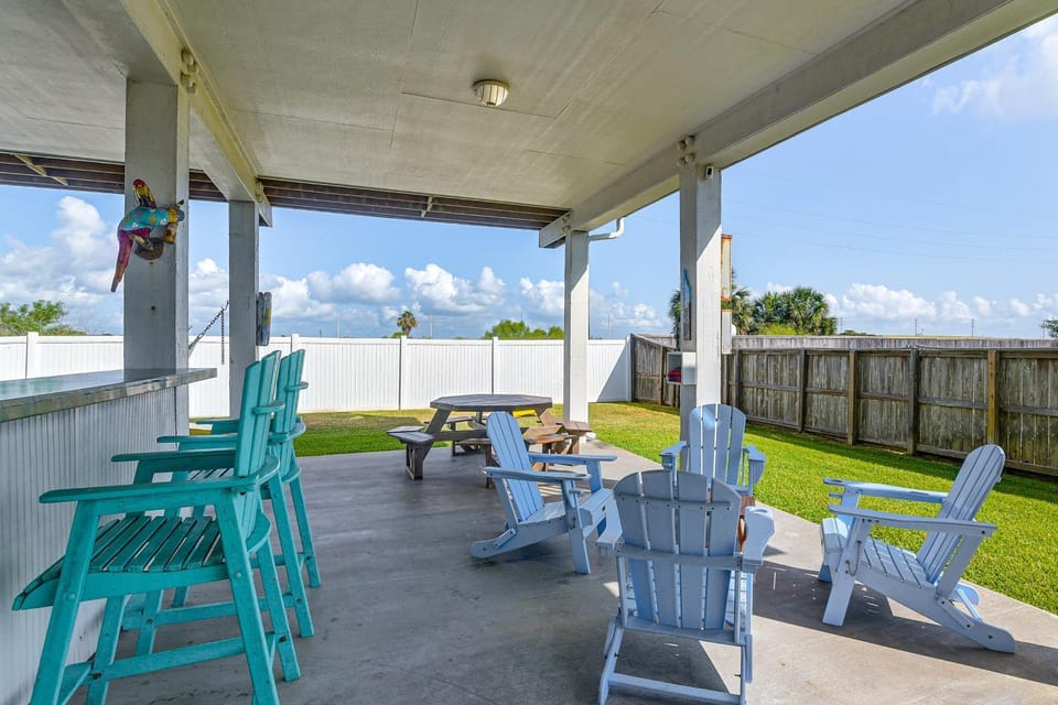 Walk to Galveston Beach: Coastal Escape w/ Yard House in Hitchcock