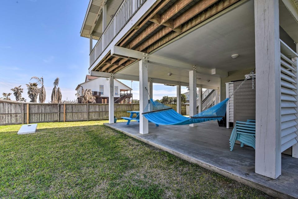 Walk to Galveston Beach: Coastal Escape w/ Yard House in Hitchcock