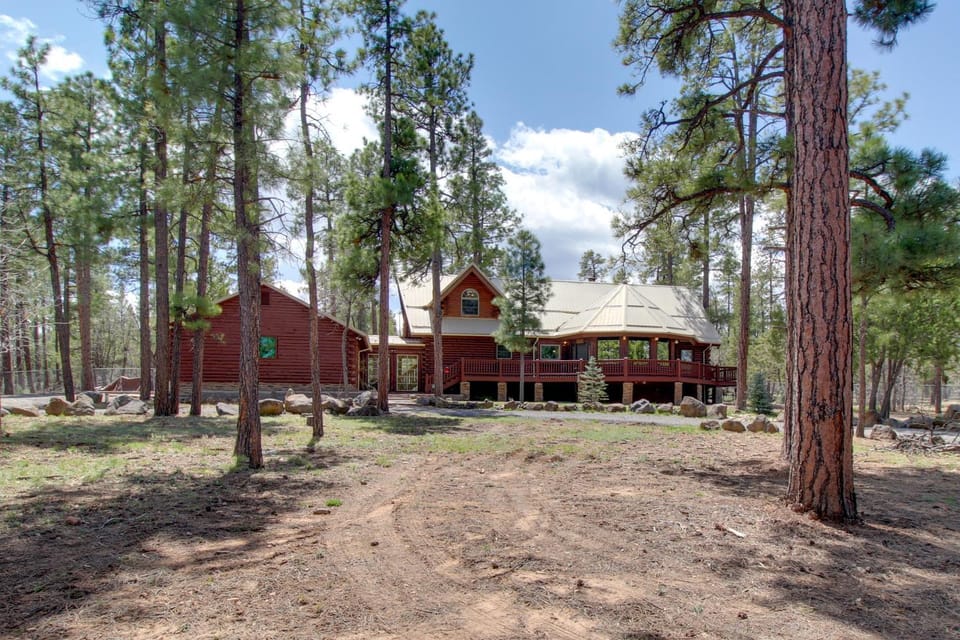 Fire Pit + Hot Tub: Lakeside Cabin on 2 Acres! Cabin in Pinetop-Lakeside