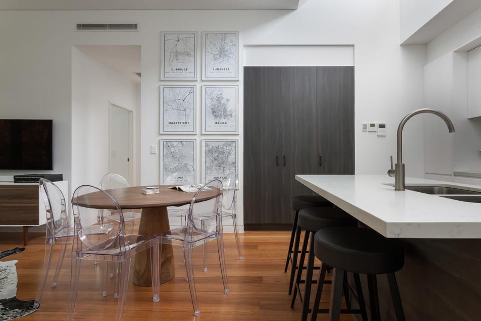 Kitchen or kitchenette, Dining area