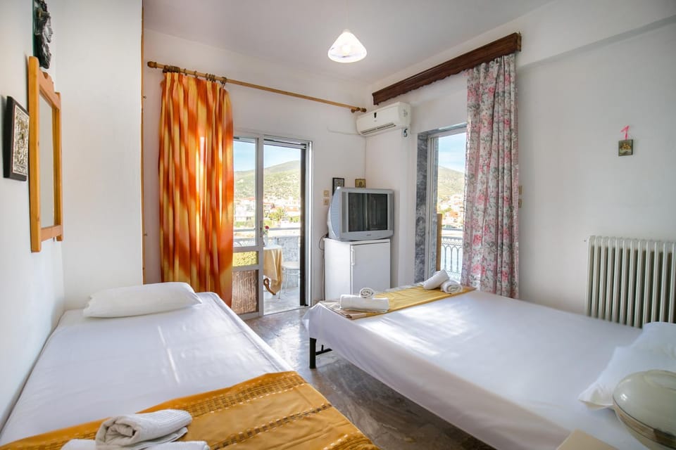 Bed, TV and multimedia, Photo of the whole room, Decorative detail, Bedroom, Family