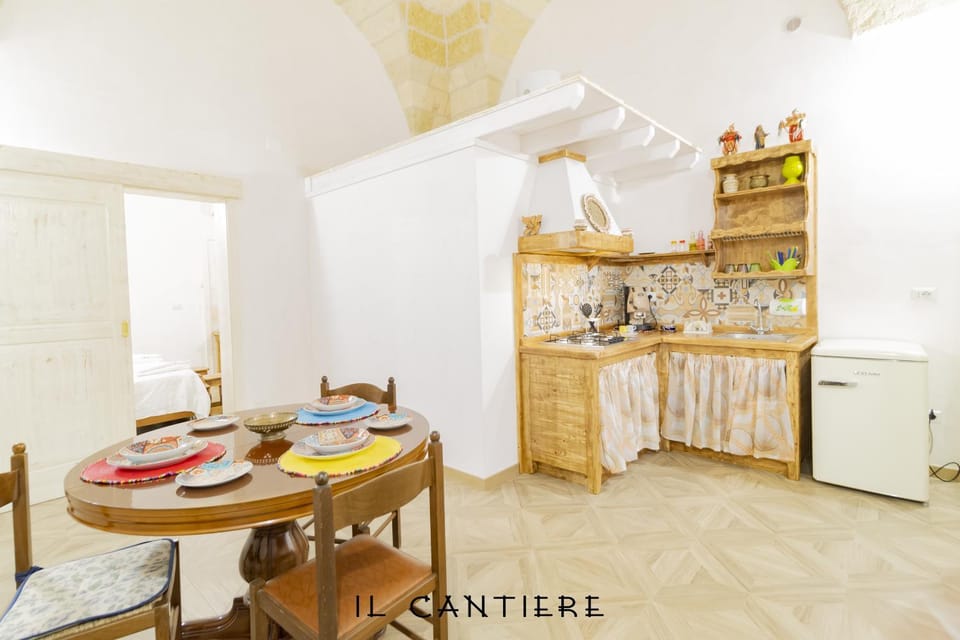 Coffee/tea facilities, Kitchen or kitchenette, Dining area