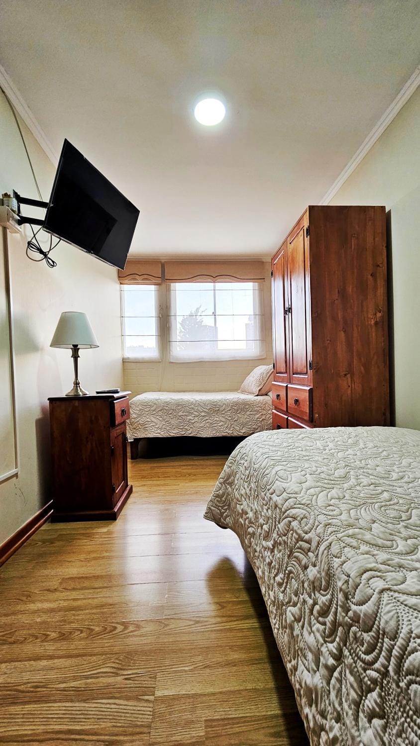 Bed, TV and multimedia, Photo of the whole room, Bedroom, wardrobe
