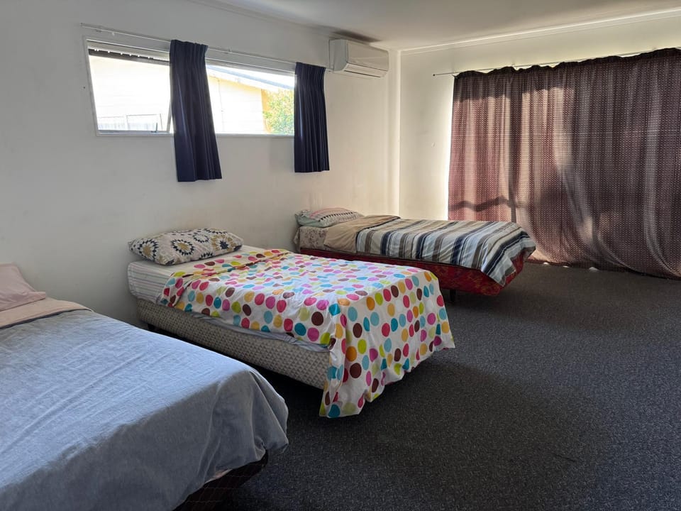 Papamoa Backpack House Bed and Breakfast in Bay Of Plenty