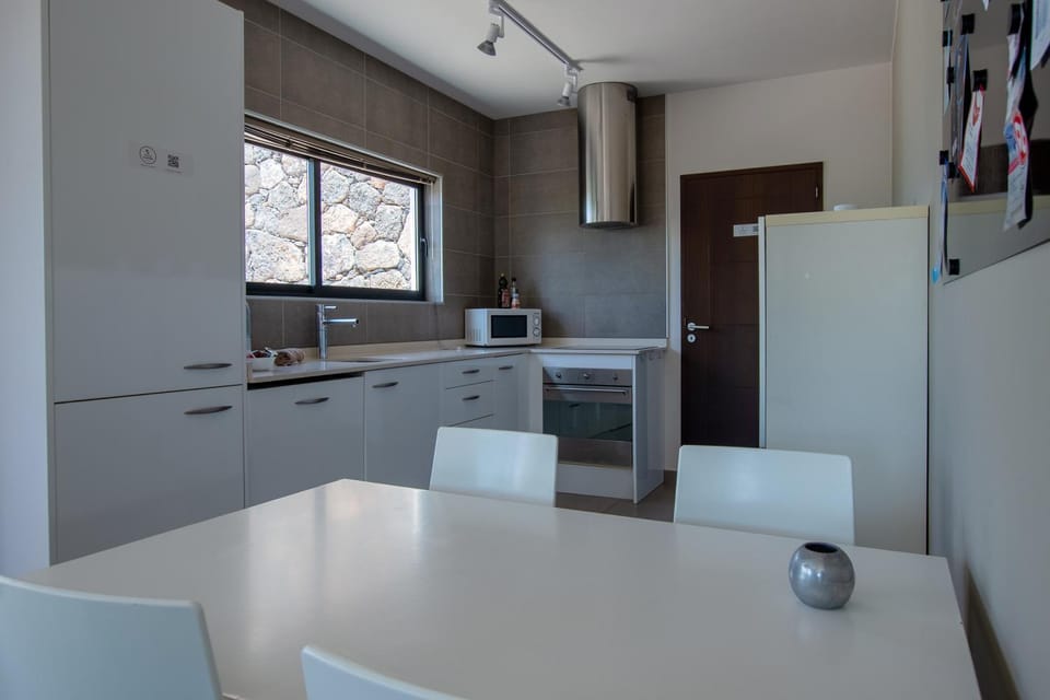 Kitchen or kitchenette, Dining area, dishwasher, minibar, pet friendly
