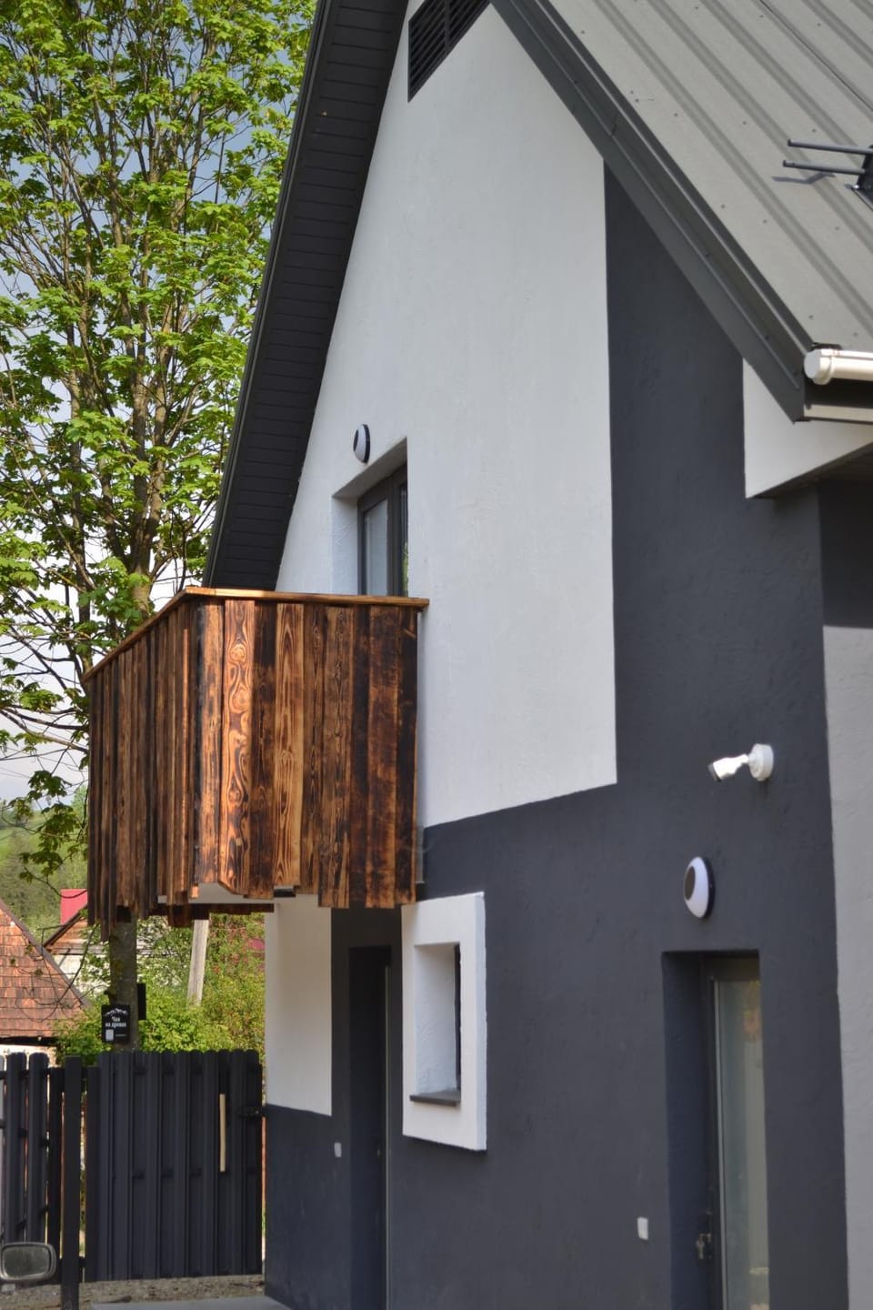Property building, Day, Balcony/Terrace