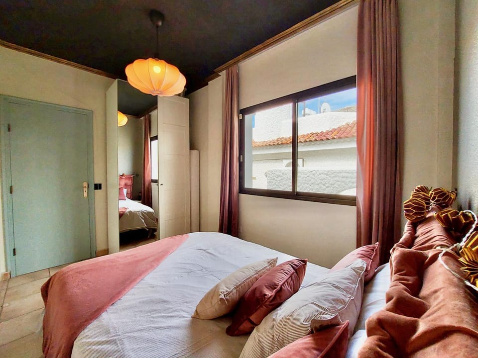 Bed, Decorative detail, Bedroom