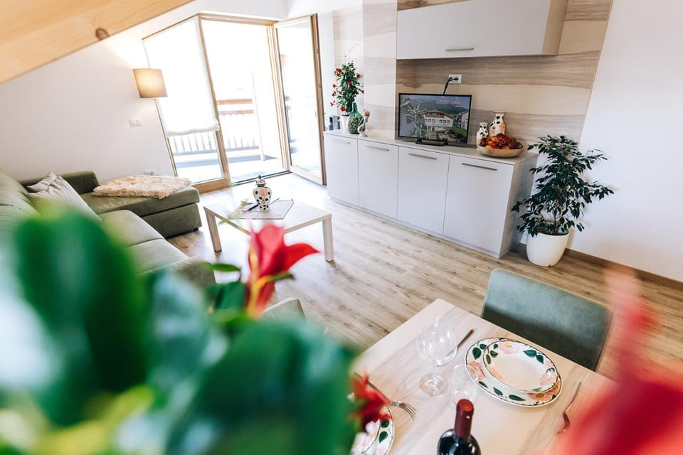 TV and multimedia, Living room, Dining area