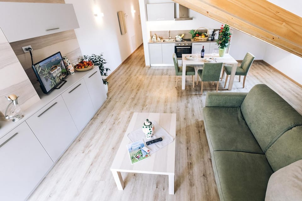 Communal lounge/ TV room, TV and multimedia, Kitchen or kitchenette, Living room, Seating area, Dining area, Evening entertainment, minibar