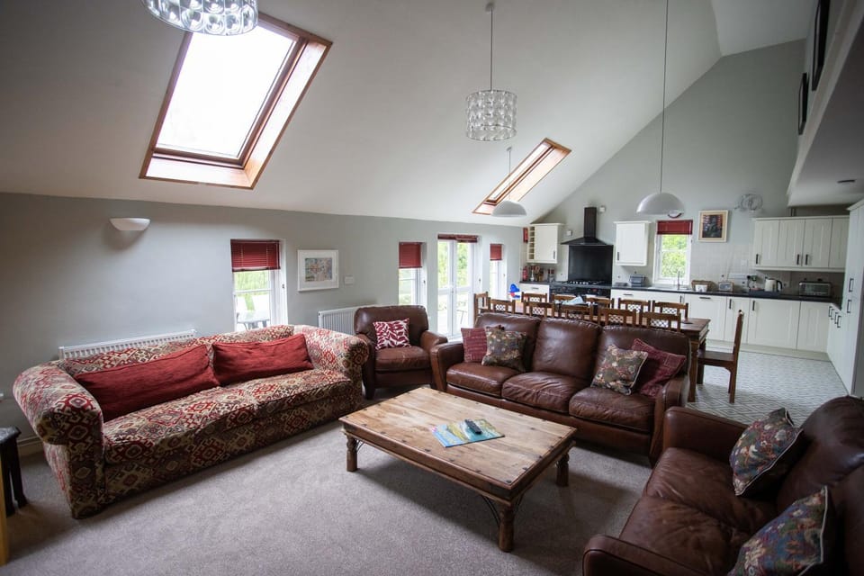Wellstone Cottages - Honey Coach House with Private Hot Tub House in Clydau