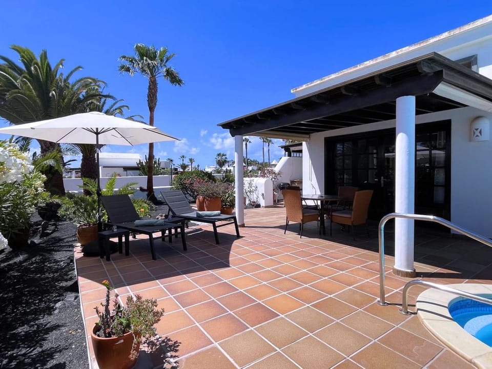 Property building, Garden, Balcony/Terrace, Swimming pool, sunbed