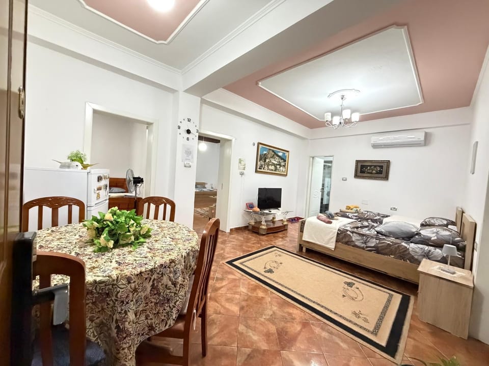 Bed, TV and multimedia, Living room, Photo of the whole room, Seating area, Dining area, Bedroom