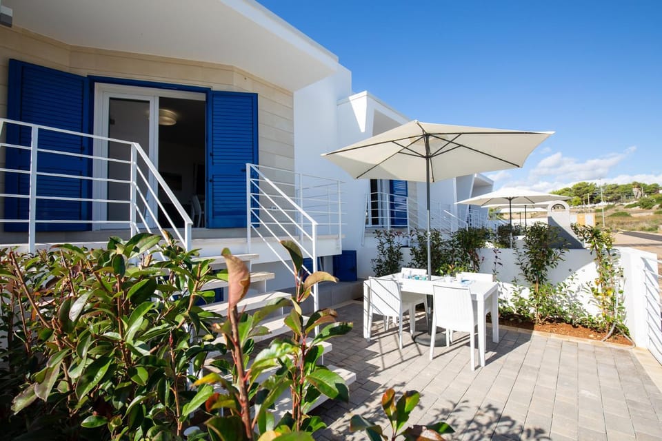 Property building, Patio, Facade/entrance, Balcony/Terrace