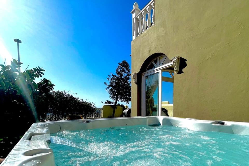 Villa - Sleeps 4 - Jacuzzi - Garden - Pet friendly Villa in Abona