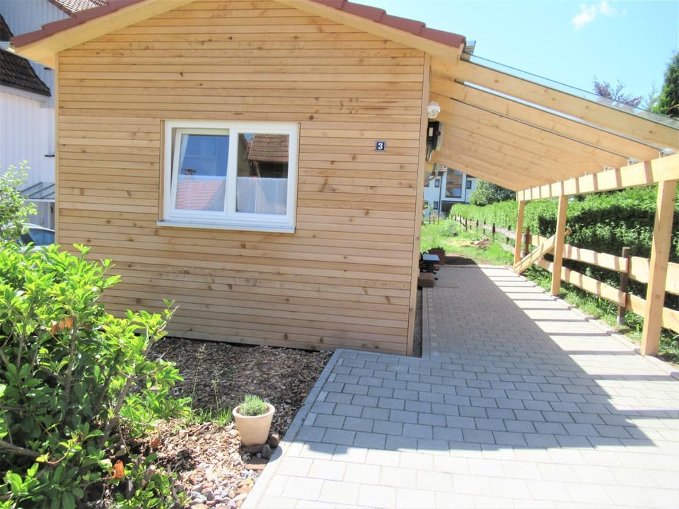 Property building, Facade/entrance, Day, Garden, Garden view, Parking