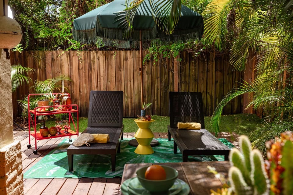 Patio, Day, Garden, Seating area, Dining area, Garden view, sunbed