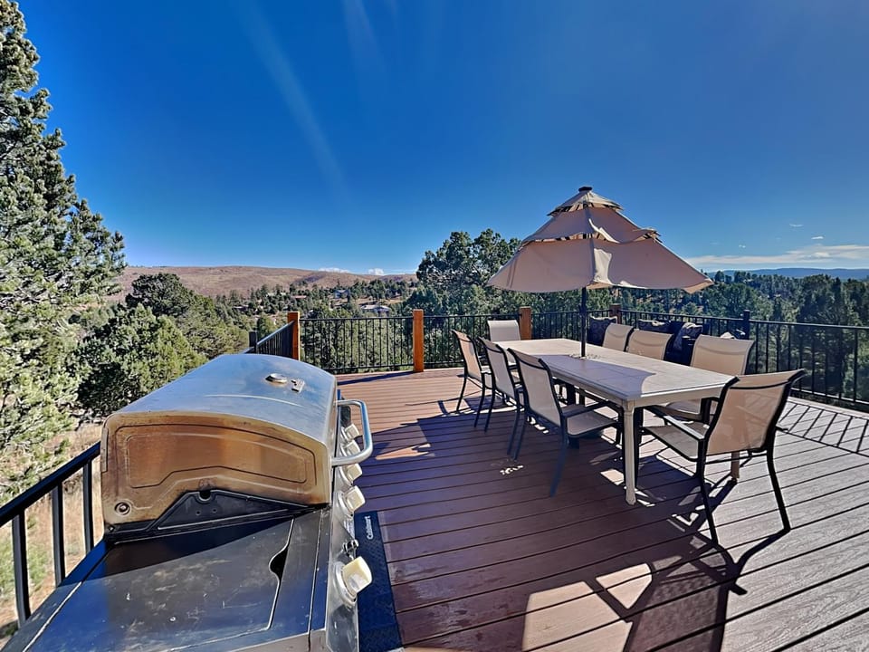 Patio, Natural landscape, BBQ facilities, View (from property/room), Balcony/Terrace, Seating area, Dining area, Mountain view, furniture