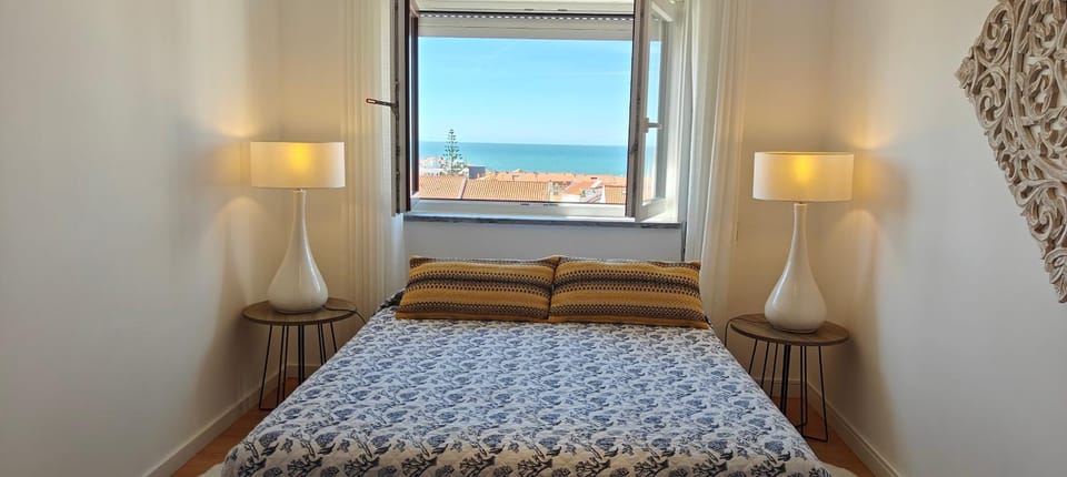 Beachy 2Bdrm in Santa Cruz w/ stunning Ocean View! Apartment in Lisbon District