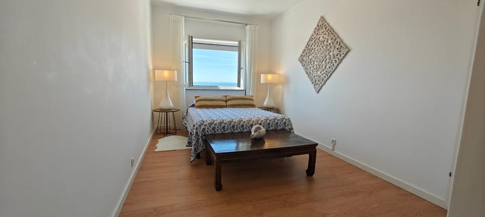 Beachy 2Bdrm in Santa Cruz w/ stunning Ocean View! Apartment in Lisbon District