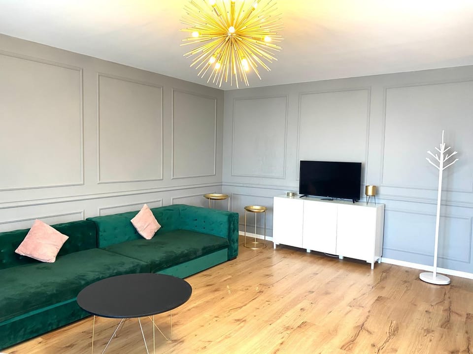 TV and multimedia, Living room, Seating area, Evening entertainment