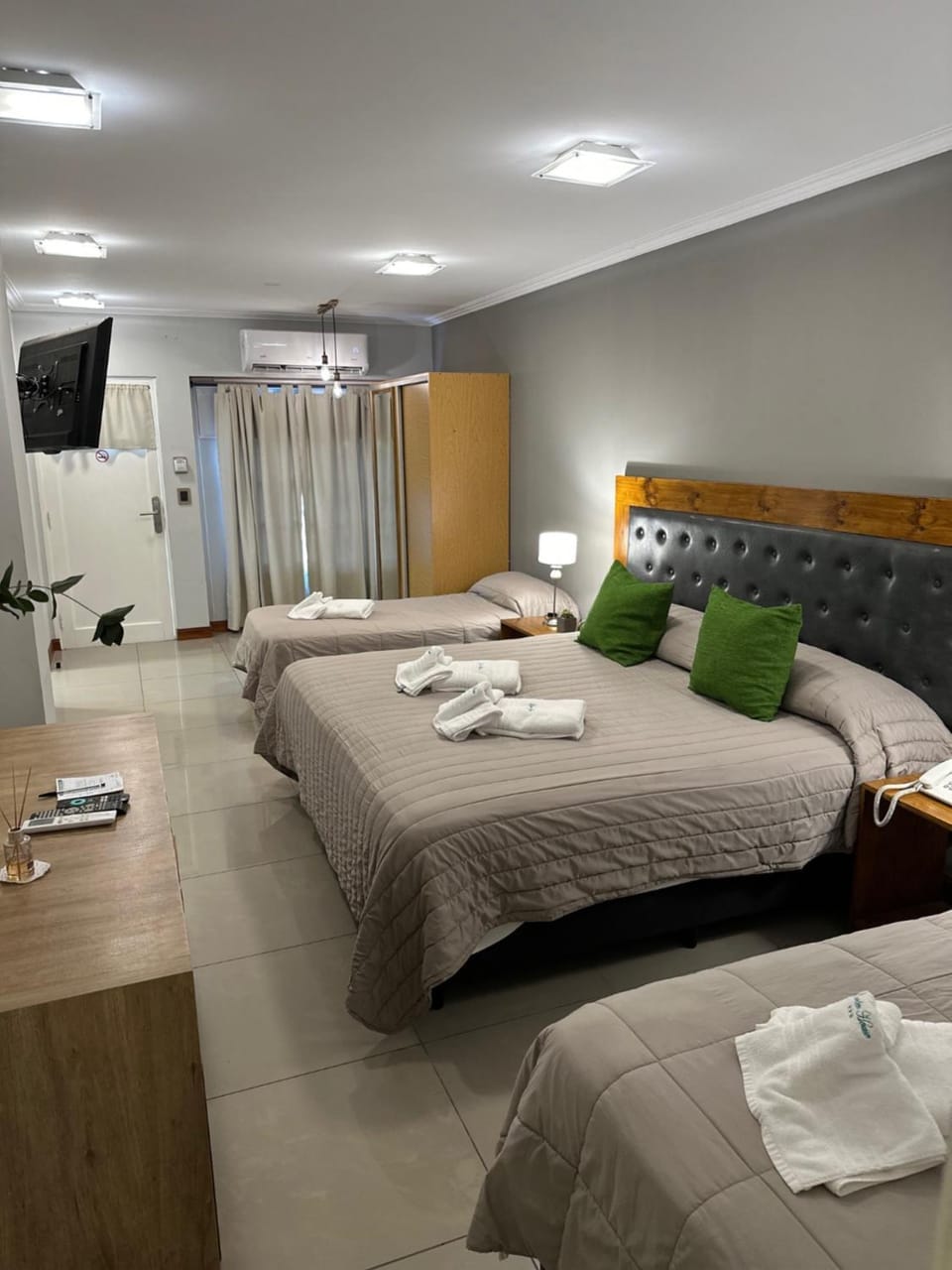 Bed, TV and multimedia, Photo of the whole room, Bedroom, towels