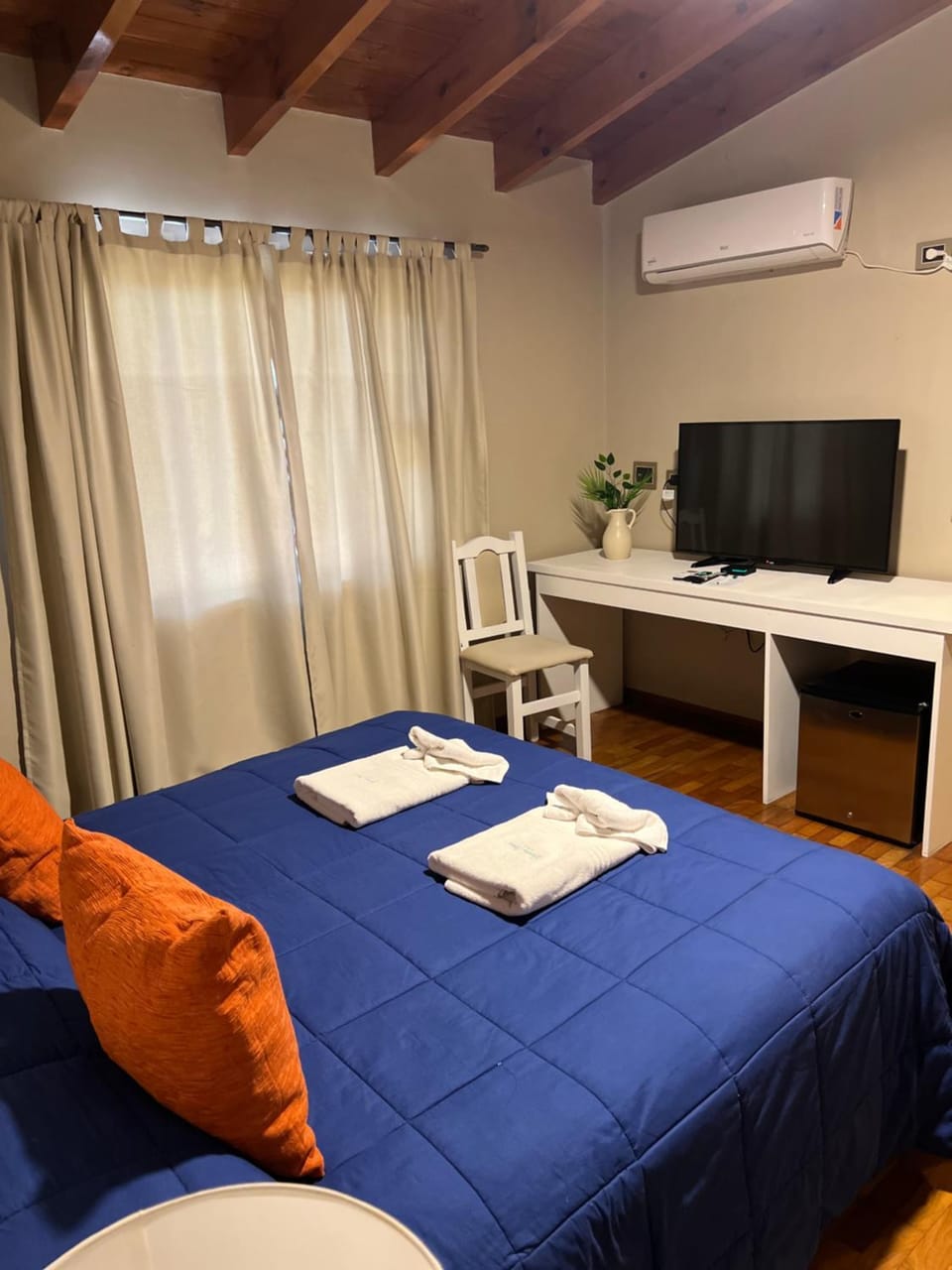 Bed, TV and multimedia, Bedroom