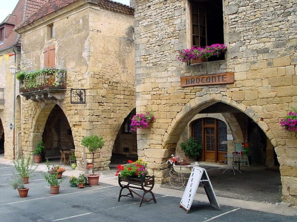 Maison avec terrasse sur le toit, au cœur du Périgord - FR-1-616-65 Apartment in Occitanie