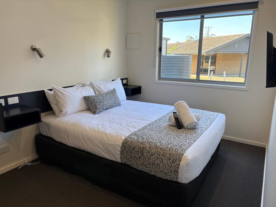 Bed, TV and multimedia, Photo of the whole room, Bedroom, heating, wardrobe
