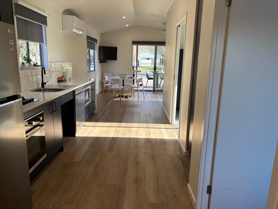 TV and multimedia, Coffee/tea facilities, Balcony/Terrace, Kitchen or kitchenette, Dining area, dishwasher, oven, stove, air conditioner