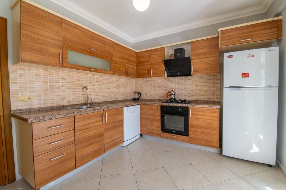 Kitchen or kitchenette, dishwasher, oven