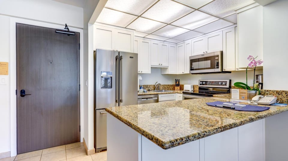 Kitchen or kitchenette, minibar, stove