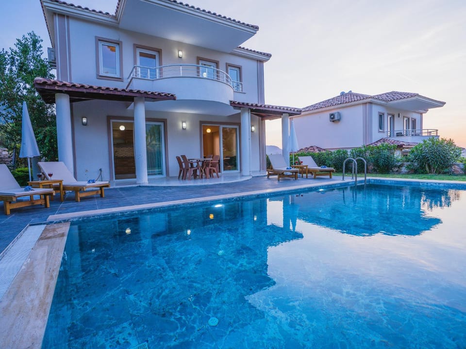Property building, Patio, Day, Pool view, Swimming pool, sunbed