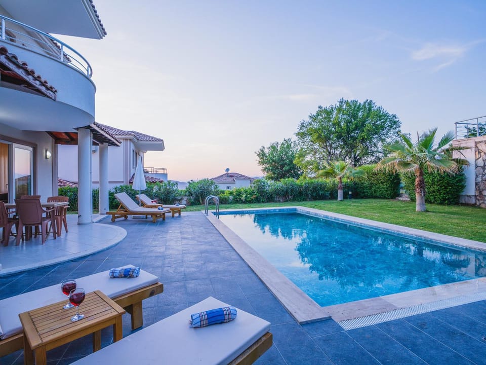 Property building, Garden, Pool view, Swimming pool, sunbed