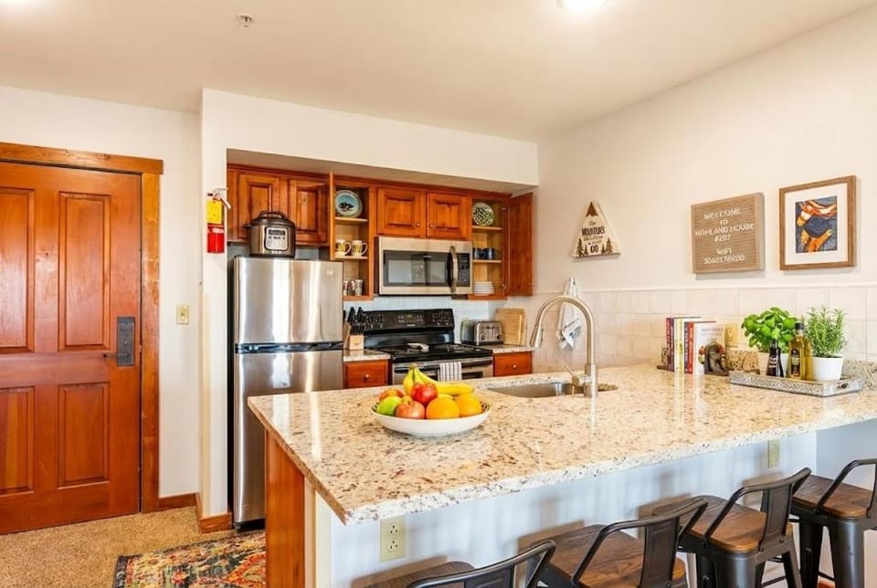 HH 207 Ski-InOut Sunrise Views Village Steps Sleeps 4 Apartment in Snowshoe