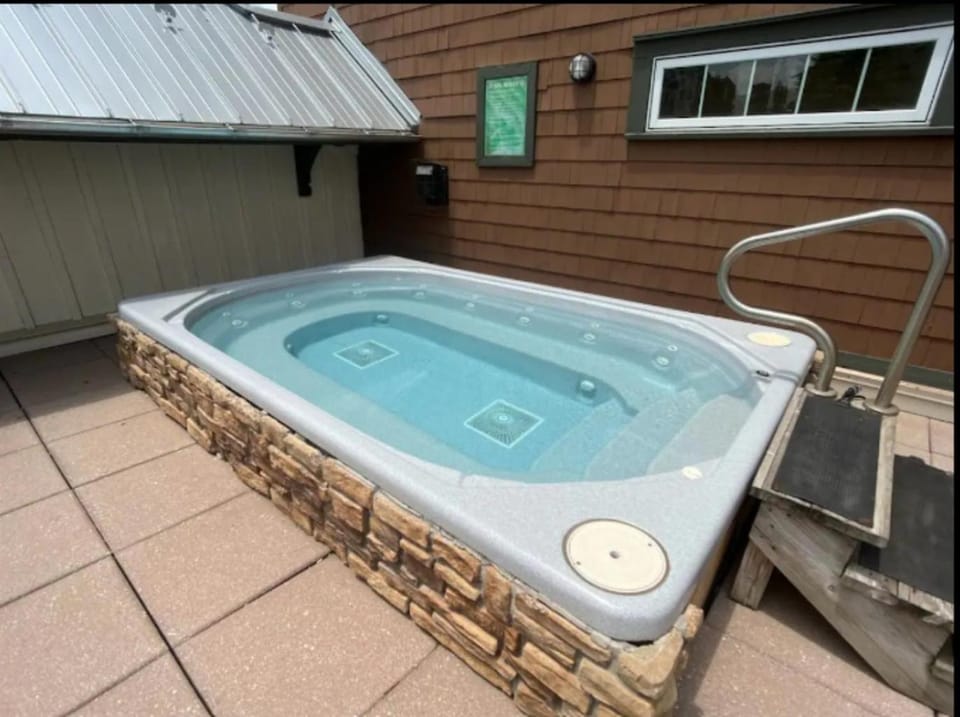 HH 207 Ski-InOut Sunrise Views Village Steps Sleeps 4 Apartment in Snowshoe