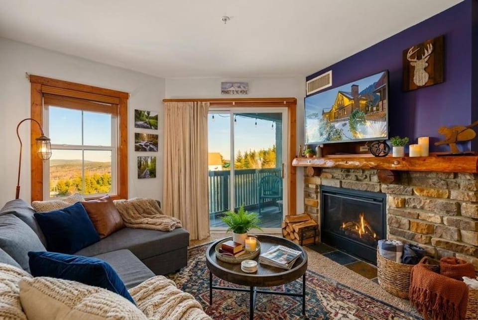 HH 207 Ski-InOut Sunrise Views Village Steps Sleeps 4 Apartment in Snowshoe