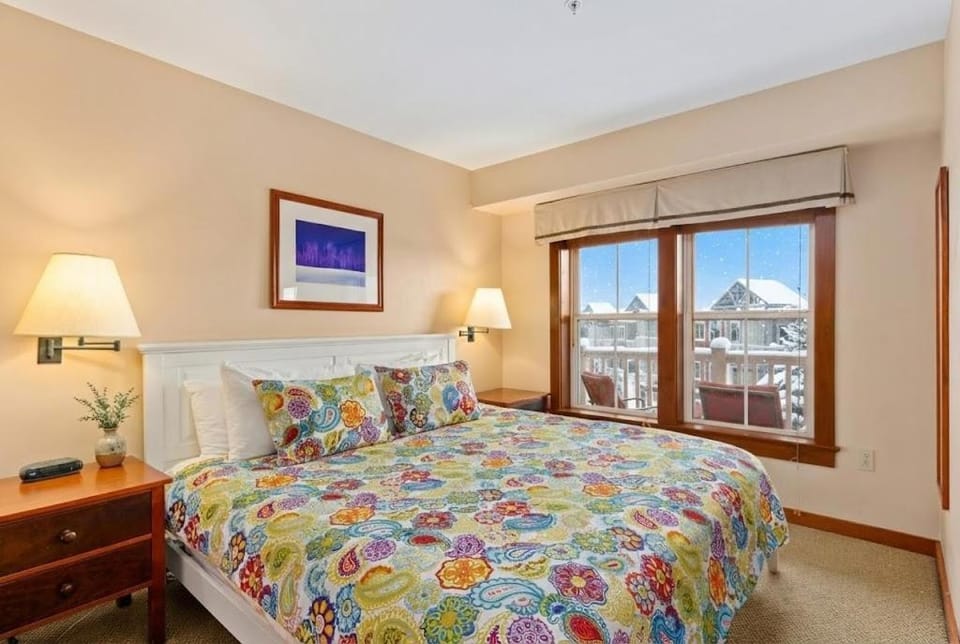 AS 326 No Resort Fee Pool-View Ski-InOut Apartment in Snowshoe