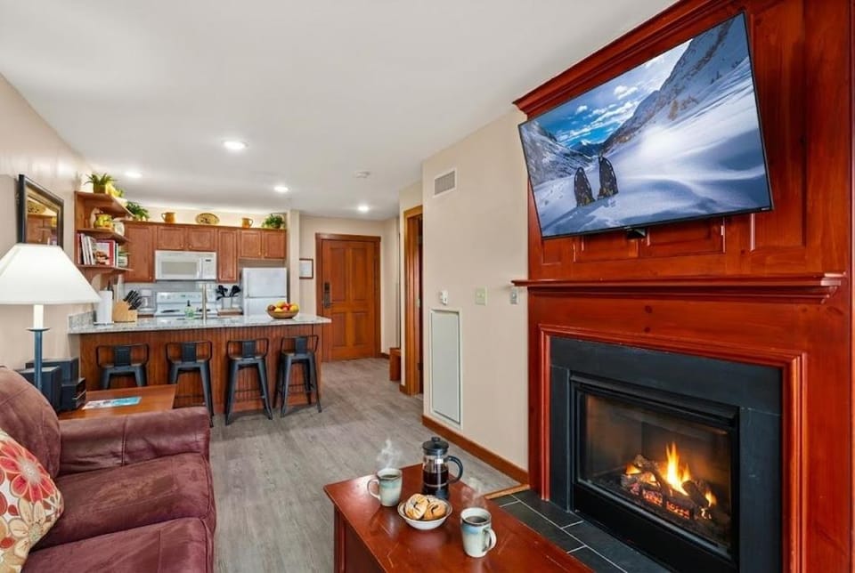 AS 326 No Resort Fee Pool-View Ski-InOut Apartment in Snowshoe