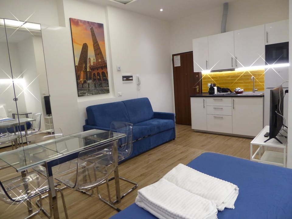 Bed, Kitchen or kitchenette, Living room, Photo of the whole room, Seating area, Dining area, Bedroom