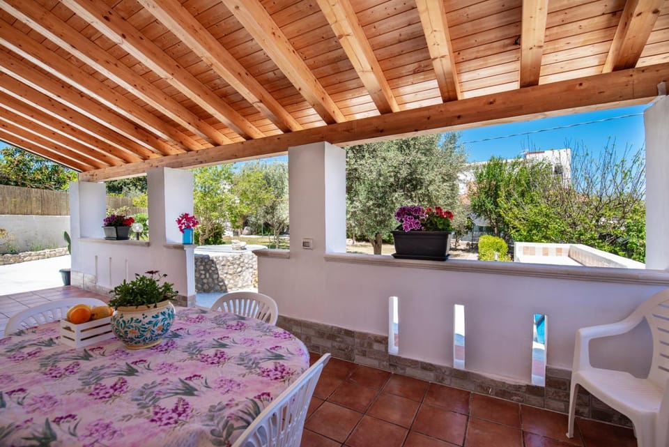 Patio, Spring, Day, Garden, Dining area, Garden view