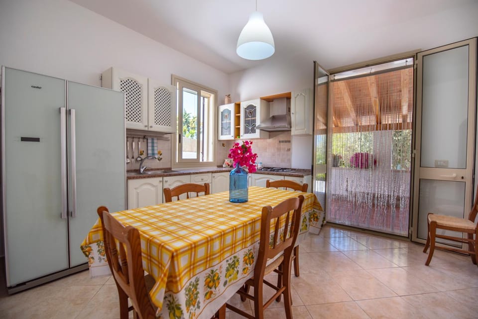 Kitchen or kitchenette, Dining area, pet friendly, stove, wardrobe