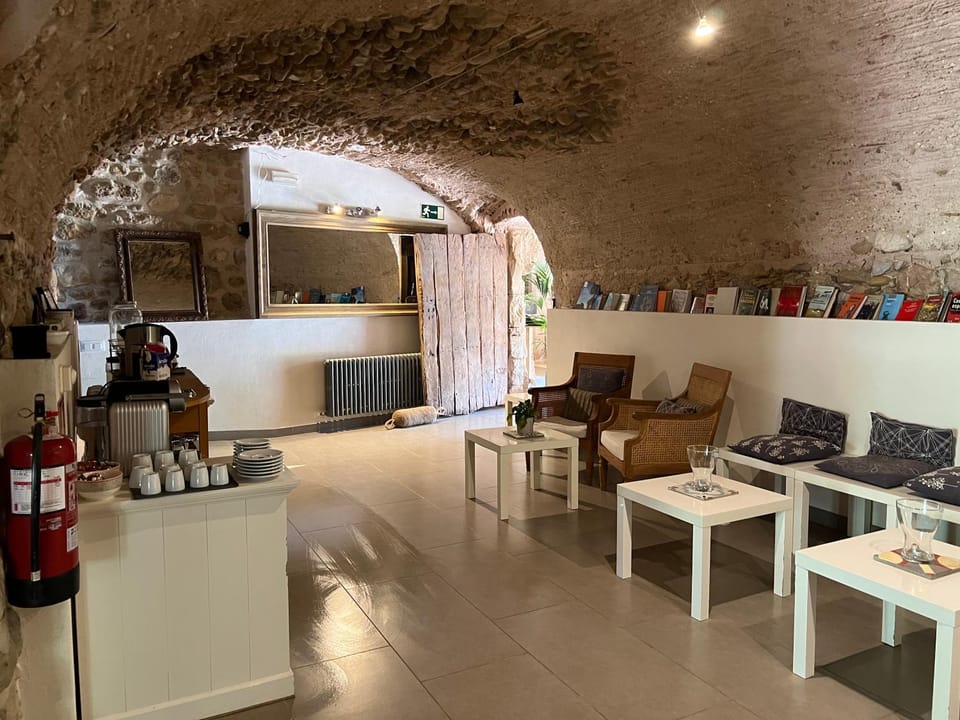 Coffee/tea facilities, Living room, Food and drinks, Seating area