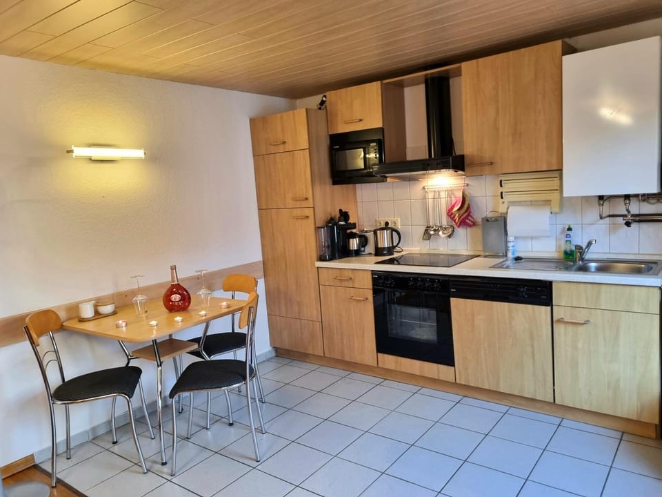 Kitchen or kitchenette, Dining area, dishwasher, minibar, pet friendly, stove