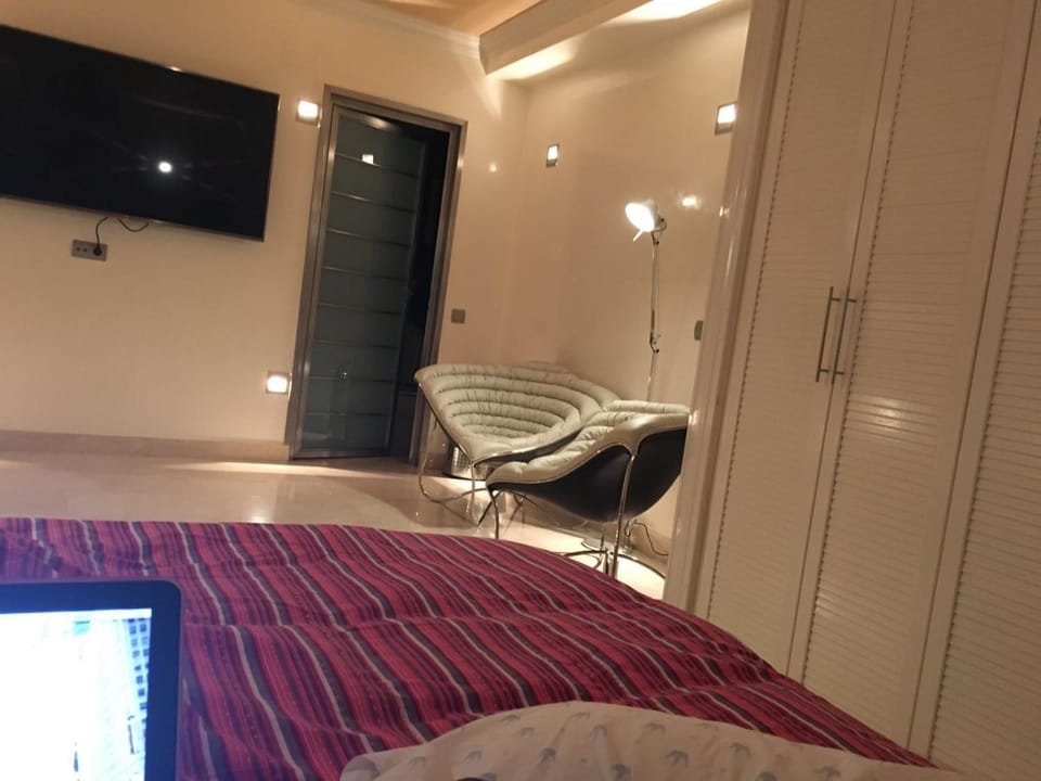 Bed, Living room