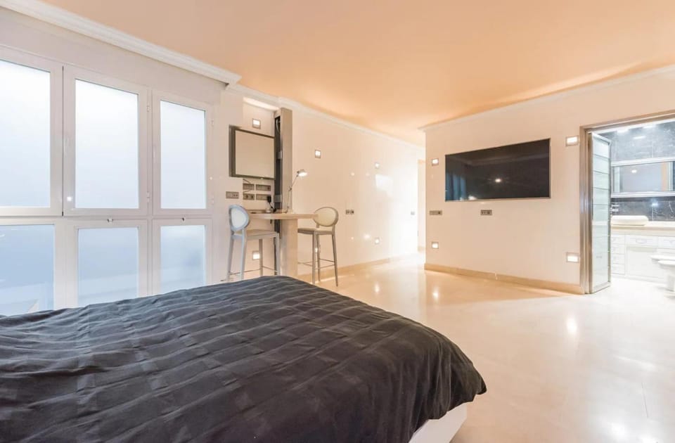 Bed, TV and multimedia, Bedroom