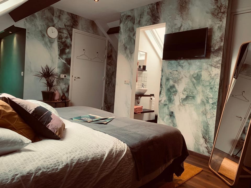Bed, TV and multimedia, Photo of the whole room, Bedroom