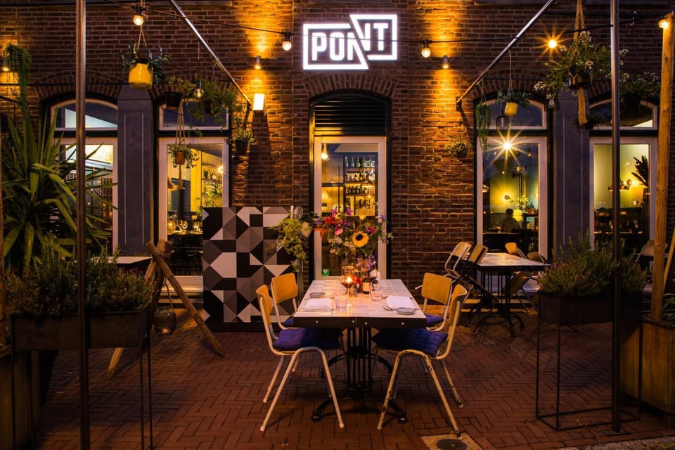 Restaurant/places to eat, Lounge or bar